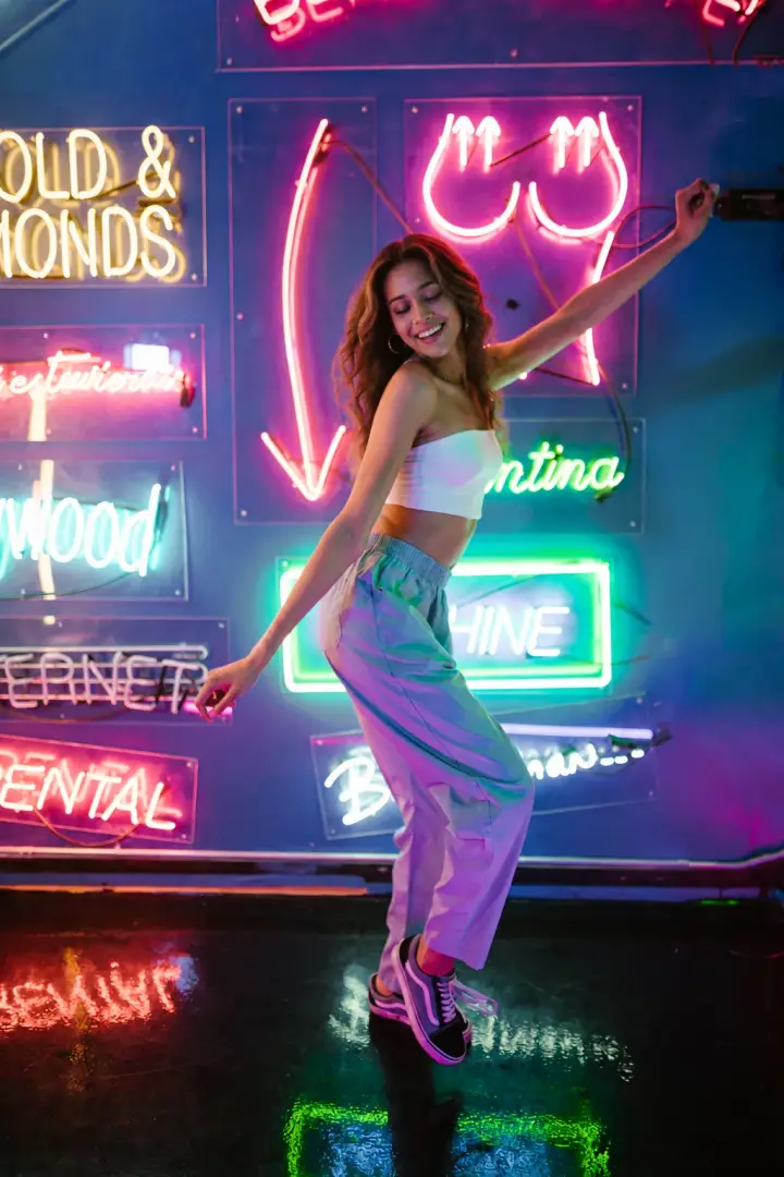 Creator trong studio ánh sáng neon